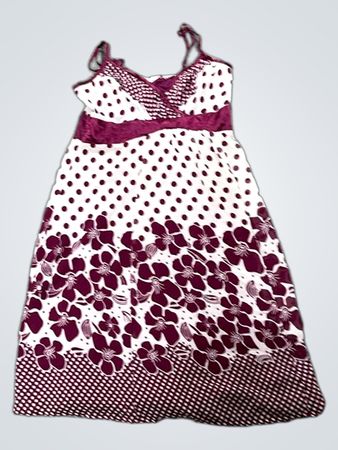 Weißes und lila blumiges Druckkleid mit Punkten