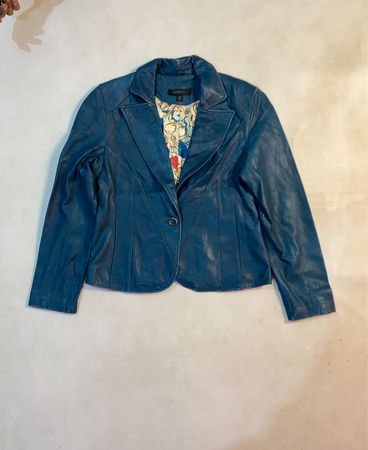 Blaue Lederjacke