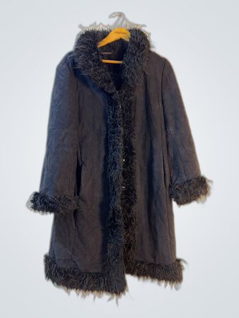 Schwarzer Pelzkragenmantel