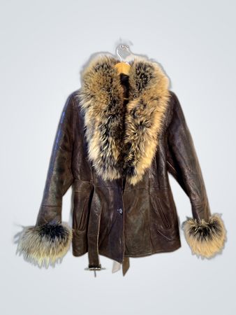 Braune Lederjacke mit Fellbesatz