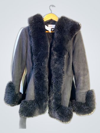 Schwarzer Mantel mit Pelzbesatz