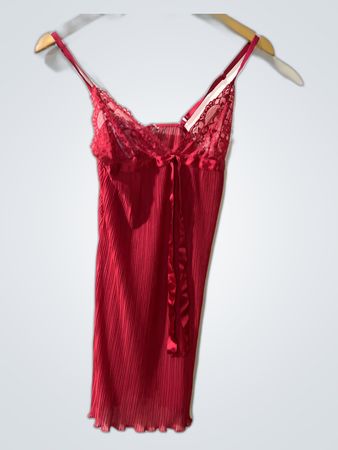 Rote Spitzenchemise