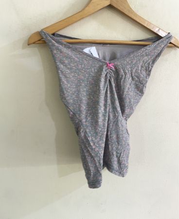 Top in pizzo floreale con lacci