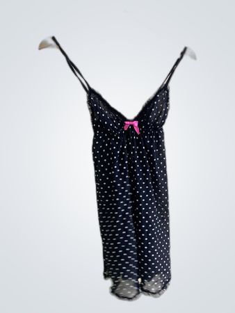 Robe nuisette en dentelle à pois noirs