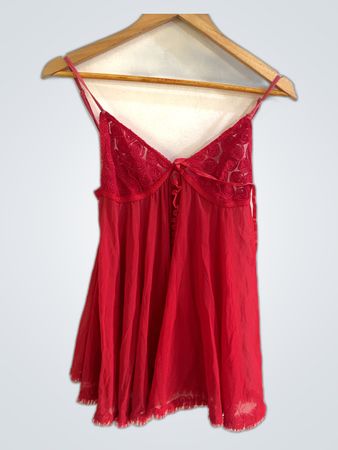 Rote Spitzenchemise