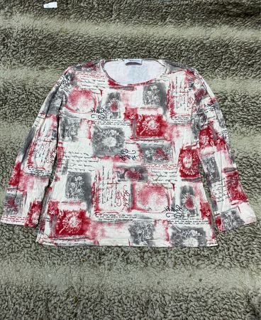 Long-sleeved shirt with red and grey pattern