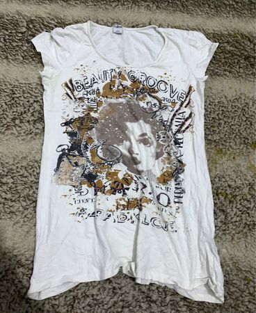 Bulldog Beauty Groove Graphic T-Shirt