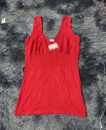 Rotes Tanktop mit Pünktchen und Schleifendetail