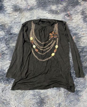 Schwarzes Langarmshirt mit Perlenverzierung