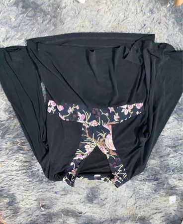 Schwarzes Kleid mit floralem Vogelprint