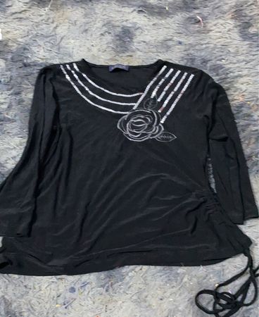 Schwarzes Langarmshirt mit Rosenverzierung