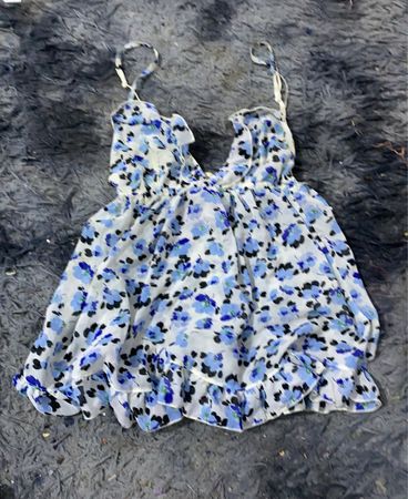 Blaues Blumenmusterkleid