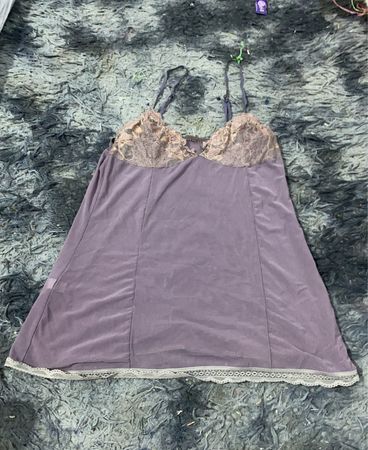 Lila Chemise mit Spitzenbesatz