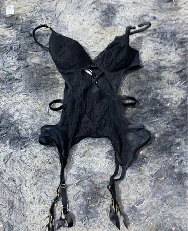 Schwarzer Spitzenbody mit Strümpfen