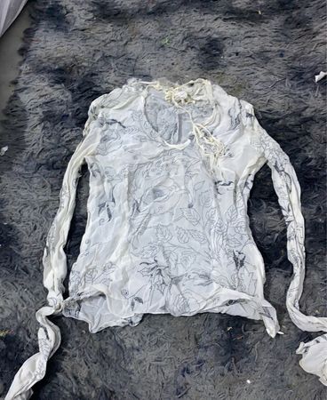 Weißes langärmliges Oberteil mit floralem Druck