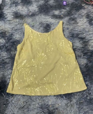 Top mit goldenen Pailletten