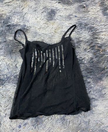Schwarzes Top mit Pailletten