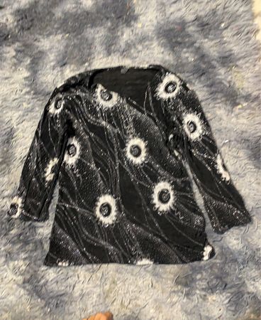 Schwarze Perlenflor-Bluse