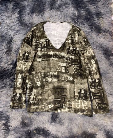 Langarm V-Ausschnitt T-Shirt mit Zeitungsdruck