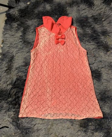 Korallenfarbene Spitzenkleid mit Schleifen