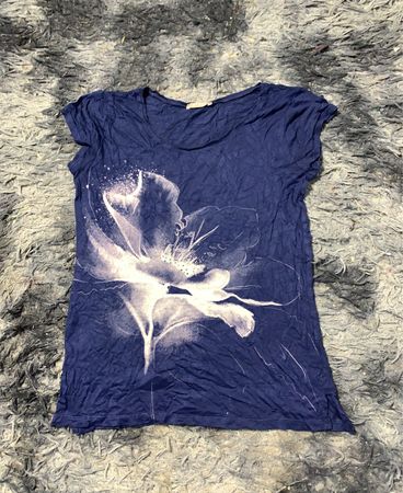 Blaues T-Shirt mit Blumenmuster