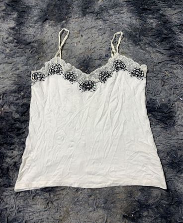 Weißes Top mit Spitzendetails