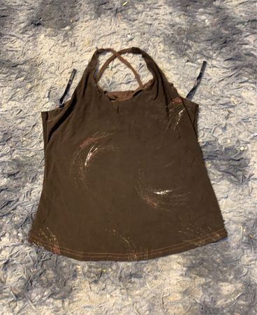 Braunes Tanktop mit weißem und rotem Wirbelmuster