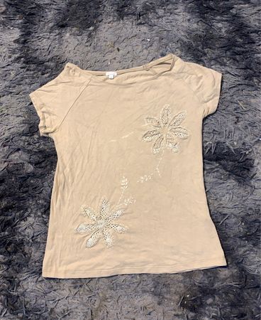 Beiges T-Shirt mit floraler Stickerei