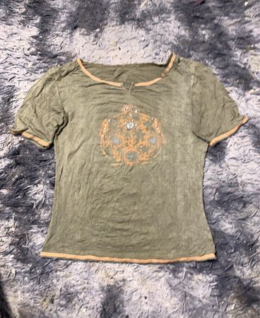 Grünes T-Shirt mit verzierten Grafik