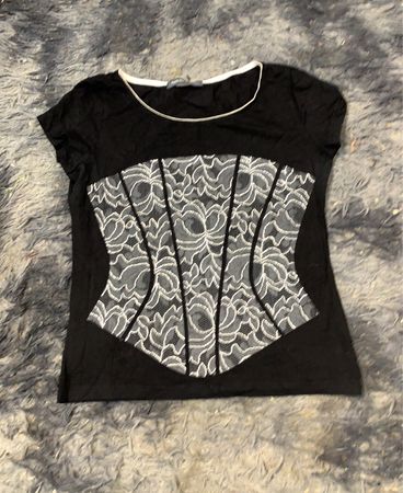 Schwarzes T-Shirt mit Korsett-Details aus Spitze