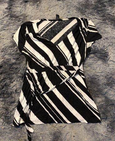 Gestreiftes Wickeltop in Schwarz und Weiß