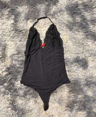 Schwarzer Spitzen-Bodysuit mit rotem Schleife