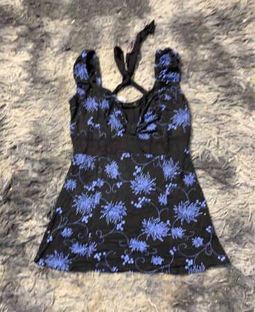 Schwarzes ärmelloses Top mit blauen Blumenmuster
