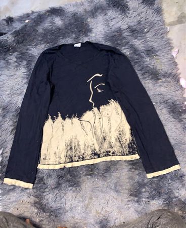 Langarm schwarzes T-Shirt mit Gesichtsgrafik