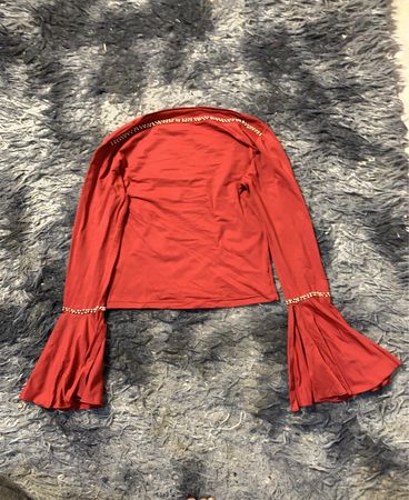 Rotes Oberteil mit Glockenärmeln und Verzierungen