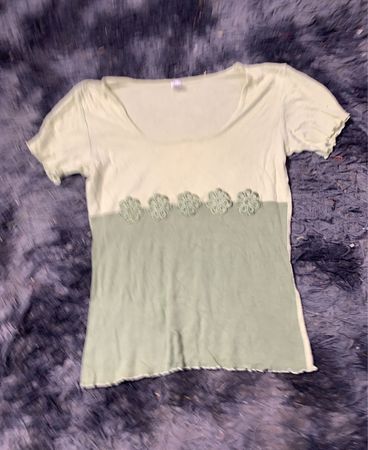 Hellgrünes T-Shirt mit Blumenapplikationen