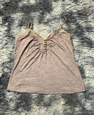 Braunfarbige Trägershirt mit Spitzenbesatz und Knöpfen
