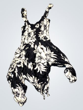Schwarz-weißes Blumenmuster asymmetrisches Kleid