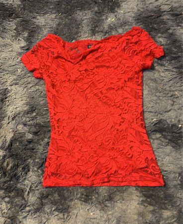 Roter Spitzenoberteil