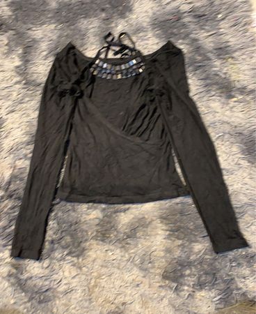 Schwarzes Langarmshirt mit verzierten Ausschnitt