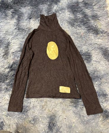 Dunkelgraues Rollkragenhemd mit goldenem Emblem