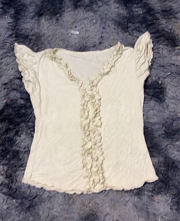 Cremige Rüschenshirt mit V-Ausschnitt