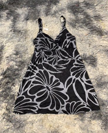 Schwarz-weißer Blumenmusterkleid