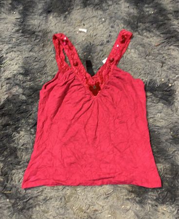 Rotes Tanktop mit verziertem Ausschnitt und Trägern
