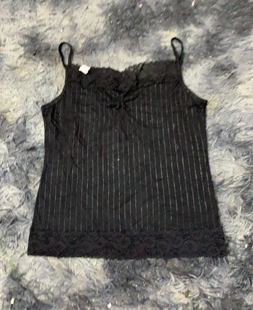 Schwarzes Nadelstreifen-Spitzenbesatz-Top