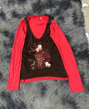 Rotes und braunes Langarmhemd mit Grafikdruck