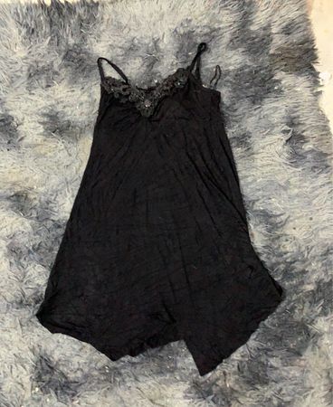 Schwarzes Slipkleid mit Spitzenbesatz