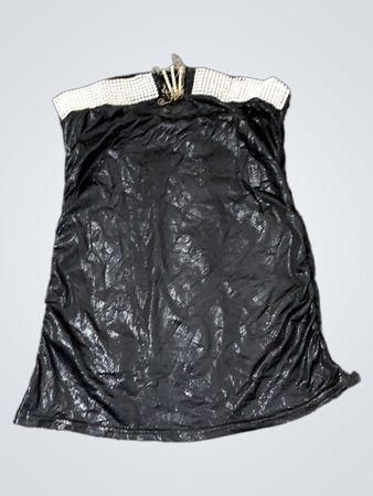 Schwarzes gerafftes Kleid mit verzierter Ausschnitt