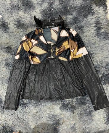 Huazhiqing Schwarzes Langarmoberteil mit Blumenmuster