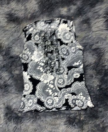 Ärmelloses Schwarz-Weißen Blumenrüschenshirt